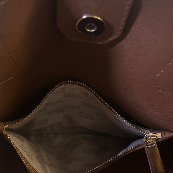 Michael Kors Greenwich Large Leather Bucket Grab Bag Pristine Condition - Picture 9 of 15